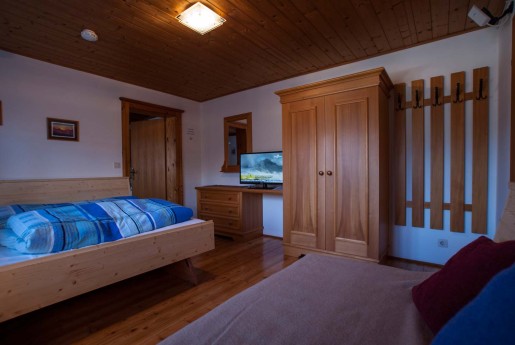 Wohnschlafraum des Appartement Schladming mit Doppelbett und TV