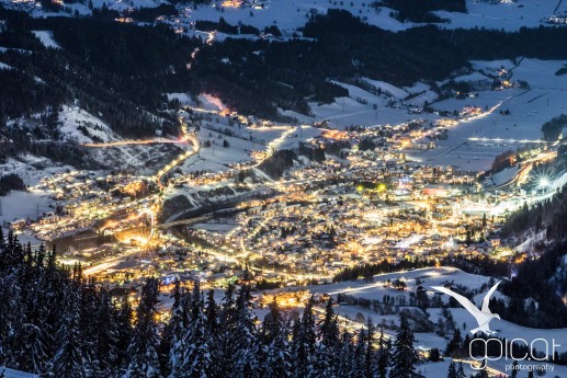 Das hell erleuchtete Schladming zur Blauen Stunde im Winter.