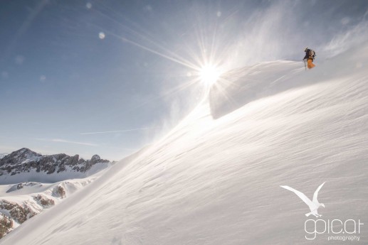 Ein Freerider vor der Tiefschneeabfahrt ins Edelgrieß