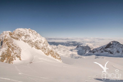 Blick von der Randkluft am Dachstein über den Hallstättergletscher Richtung Obertraun.