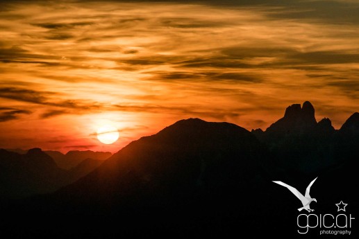 In einem herrlichen rotorangen Meer versinkt die Sonne neben der Silhouette der Bischofsmütze