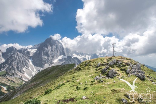 Blick vom Gipfel des Rötelstein zum wolkenverhangenen Dachsteinmassiv