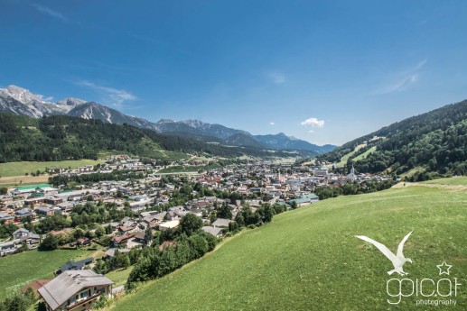 Blick auf die Bergstadt Schladming mit ihren Wahrzeichen - den beiden Kirchen